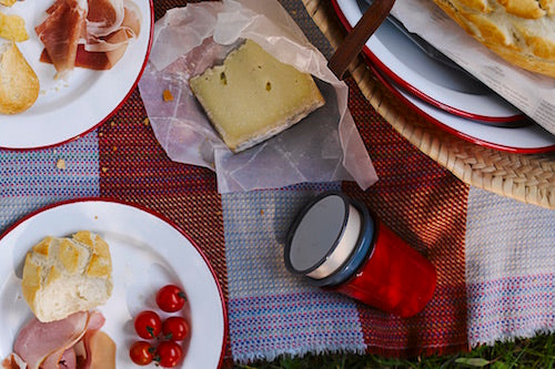 PERFECT PICNICS ARE MADE LIKE THIS.